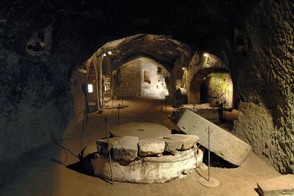 Archeológovia objavili tajné tunely vedúce k dôležitej hrobke vďaka náčrtom Leonarda da Vinciho