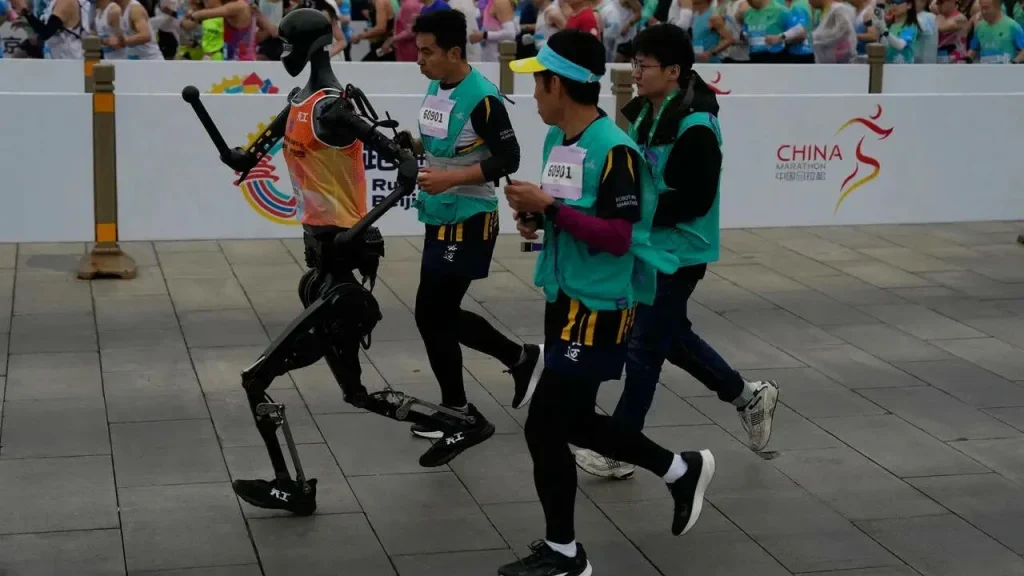 Čína sa nespokojuje s výrobou pokrokových robotov: spoločnosť vyvinula hlavu, ktorá gestikuluje ako človek