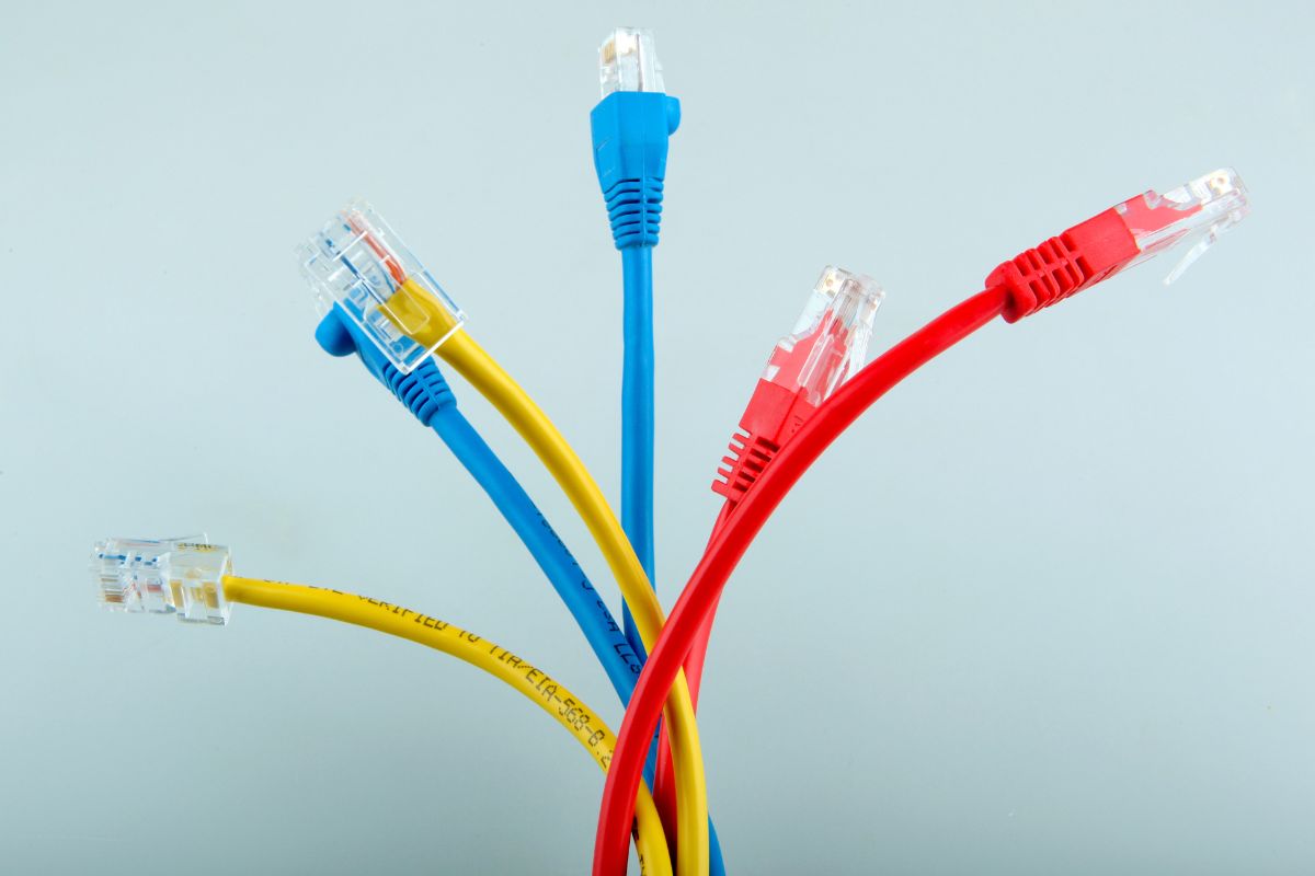 Nikdy som si nevšimol, že ethernetové káble majú rôzne farby. Nie je to len ozdoba, každá farba má svoj význam.