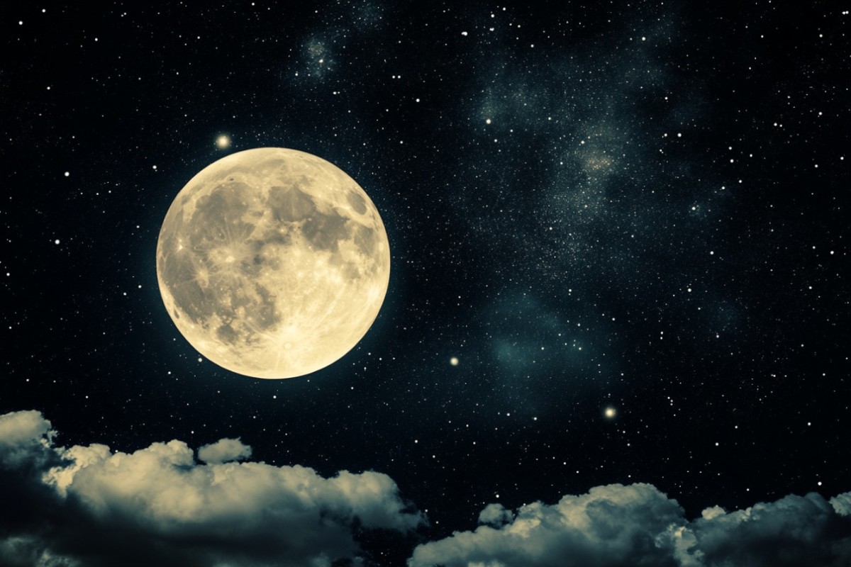 Mesiac dnes, piatok, 28. november: „Venujte sa spálni: vymeňte posteľnú bielizeň, upratajte a potom otvorte okno a zapáľte vonné tyčinky.“