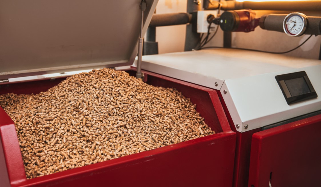Koľko peliet je potrebných na nahradenie jednej tony uhlia? Toto porovnanie obráti vykurovaciu sezónu naruby