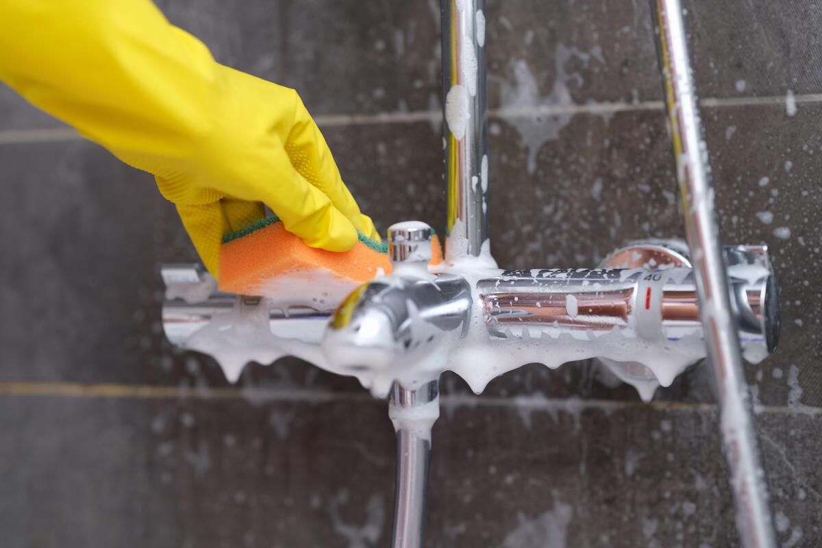 Zbohom, stopy vodného kameňa na kohútikoch: šikovný trik, ktorý treba poznať pre dlhotrvajúci lesk