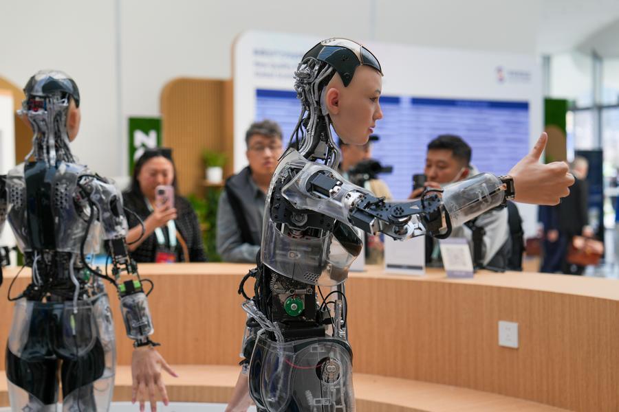 Čína sa nespokojuje s výrobou pokrokových robotov: spoločnosť vyvinula hlavu, ktorá gestikuluje ako človek