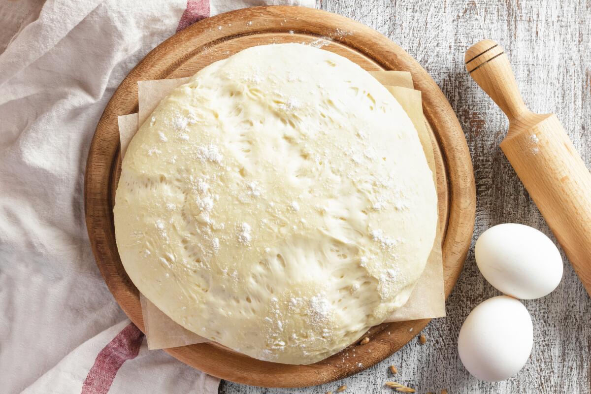 Pripravujem vzdušné kvasnicové cesto podľa receptu mojej prababičky. Je veľmi šťavnaté a vykyne až po strop.