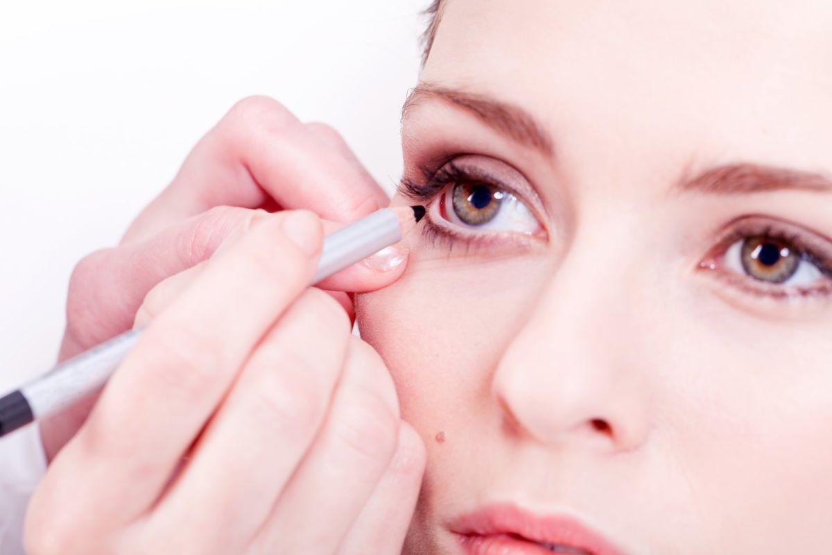 Vyhnite sa bielemu ceruzke na zväčšenie očí: farba, ktorú by ste mali namiesto nej použiť