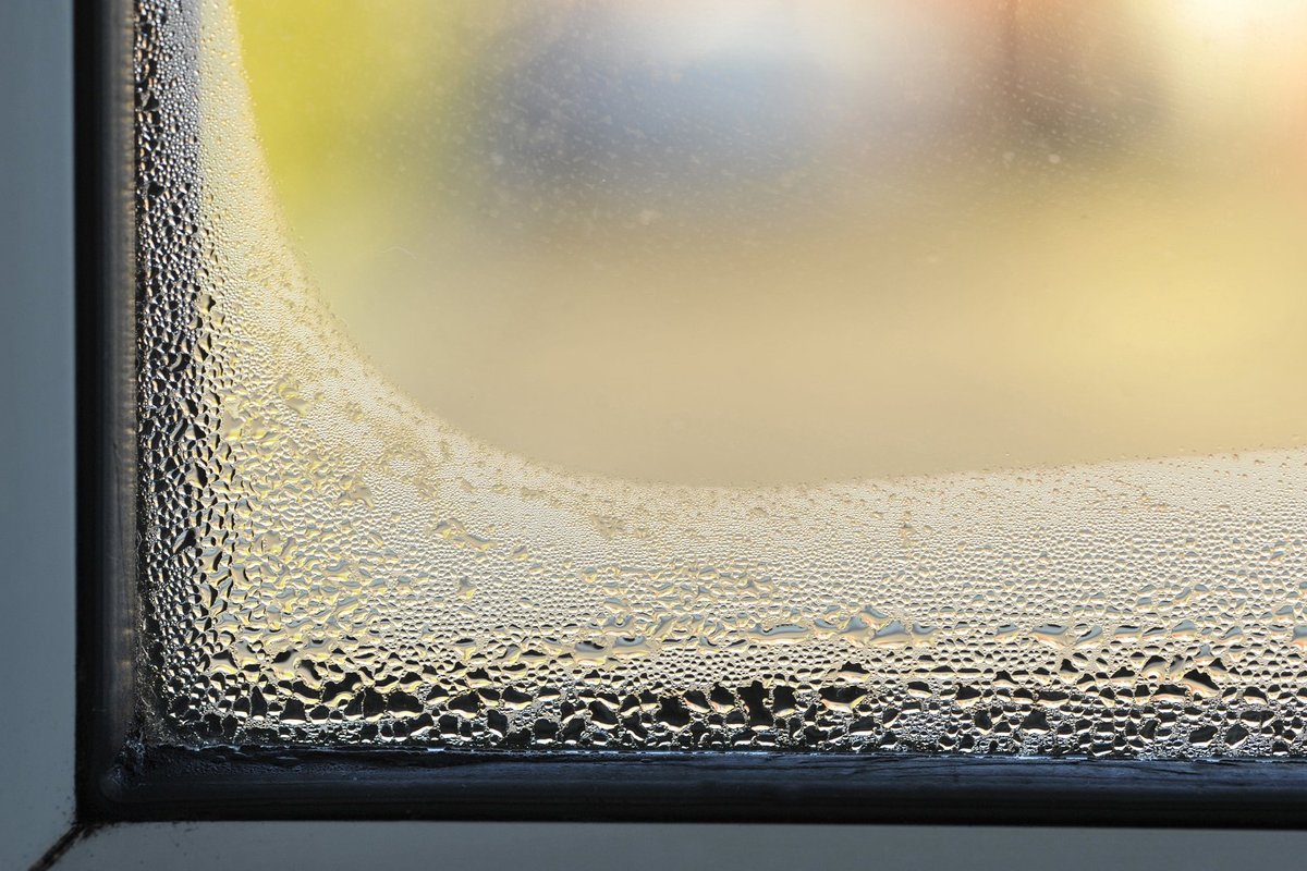 Prečo pohár so slanou vodou na okne skutočne zvyšuje komfort, keď je v dome zima