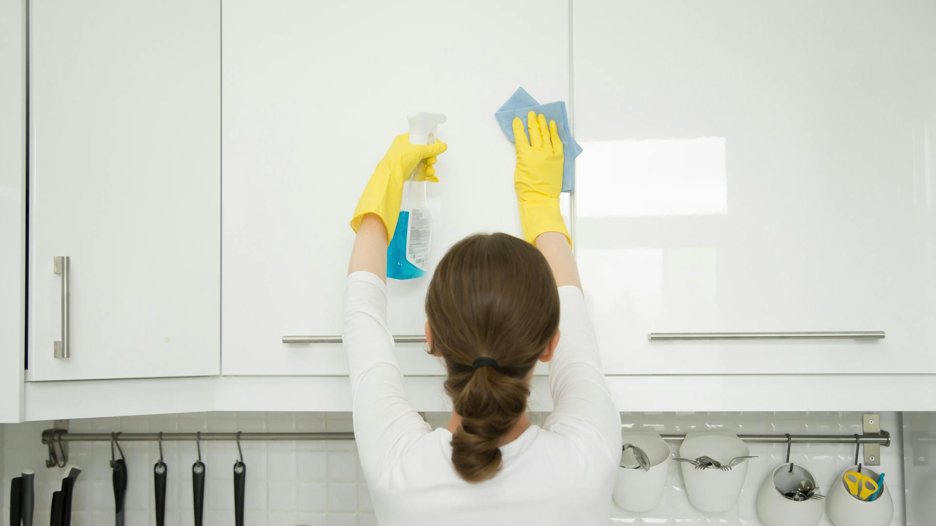 Namočte doň mäkkú handričku a utrite. Trik na mastné kuchynské skrinky