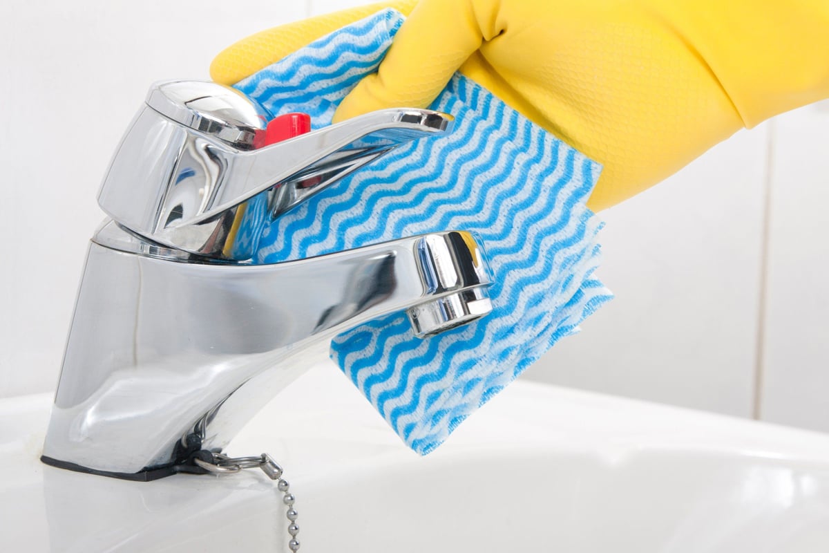 Už mnoho rokov mazám týmto kohútiky. Sú staré, ale lesknú sa ako nové, bez vodného kameňa a škvŕn.