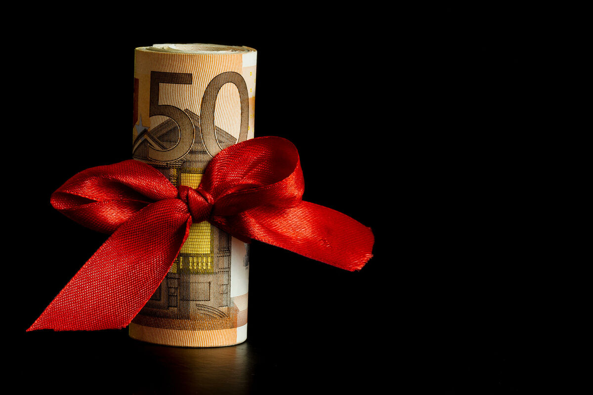 Prečo je potrebné zavesiť červenú stuhu na nefritové drevo a prečo sa to odporúča robiť