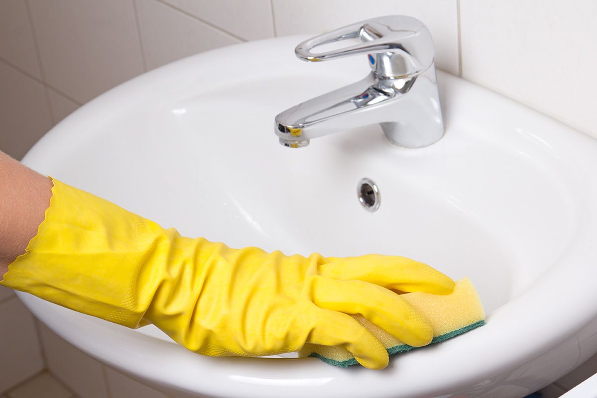 Domáci spôsob odstraňovania vodného kameňa a mastnoty z umývadla v kúpeľni