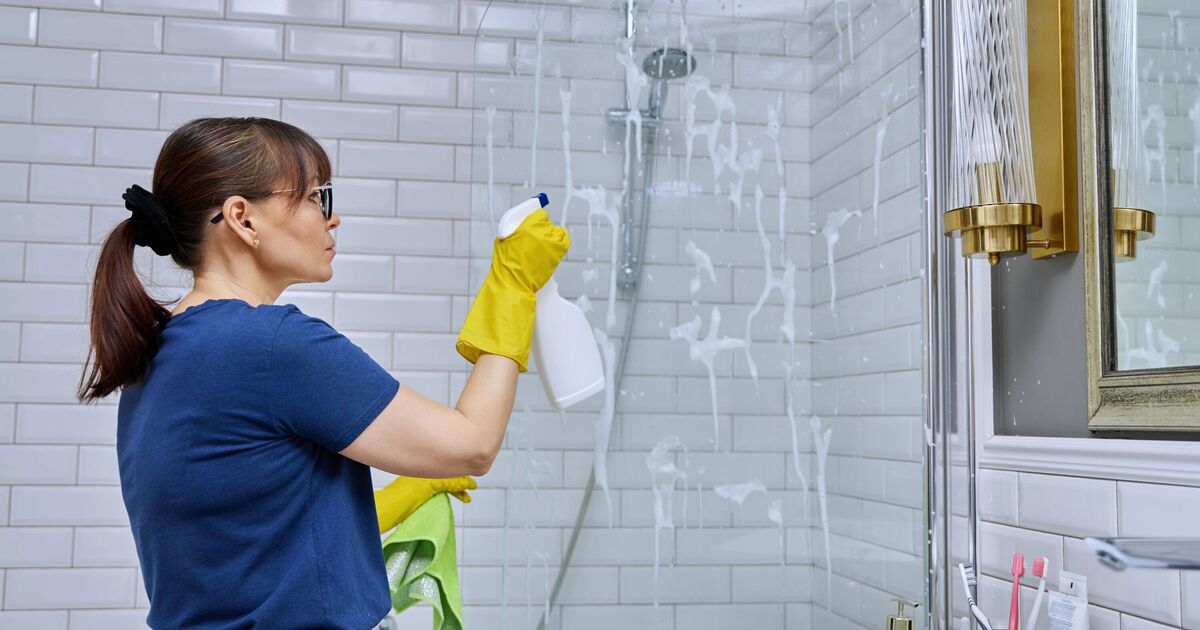 Kúpila som ho v lekárni a vyčistila sprchový kút. Teraz žiari ako nové zrkadlo