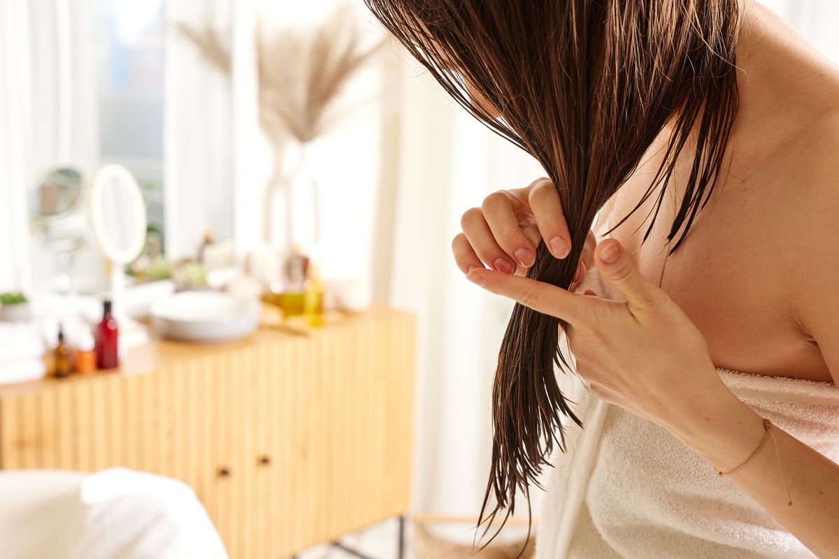 Prečo by ste nemali spať s mokrými vlasmi: odborníci varujú pred následkami