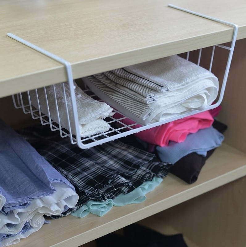 Tento šikovný doplnok, ktorý sa predáva v Action za menej ako 3 eurá, vám umožní zdvojnásobiť úložný priestor v skriniach