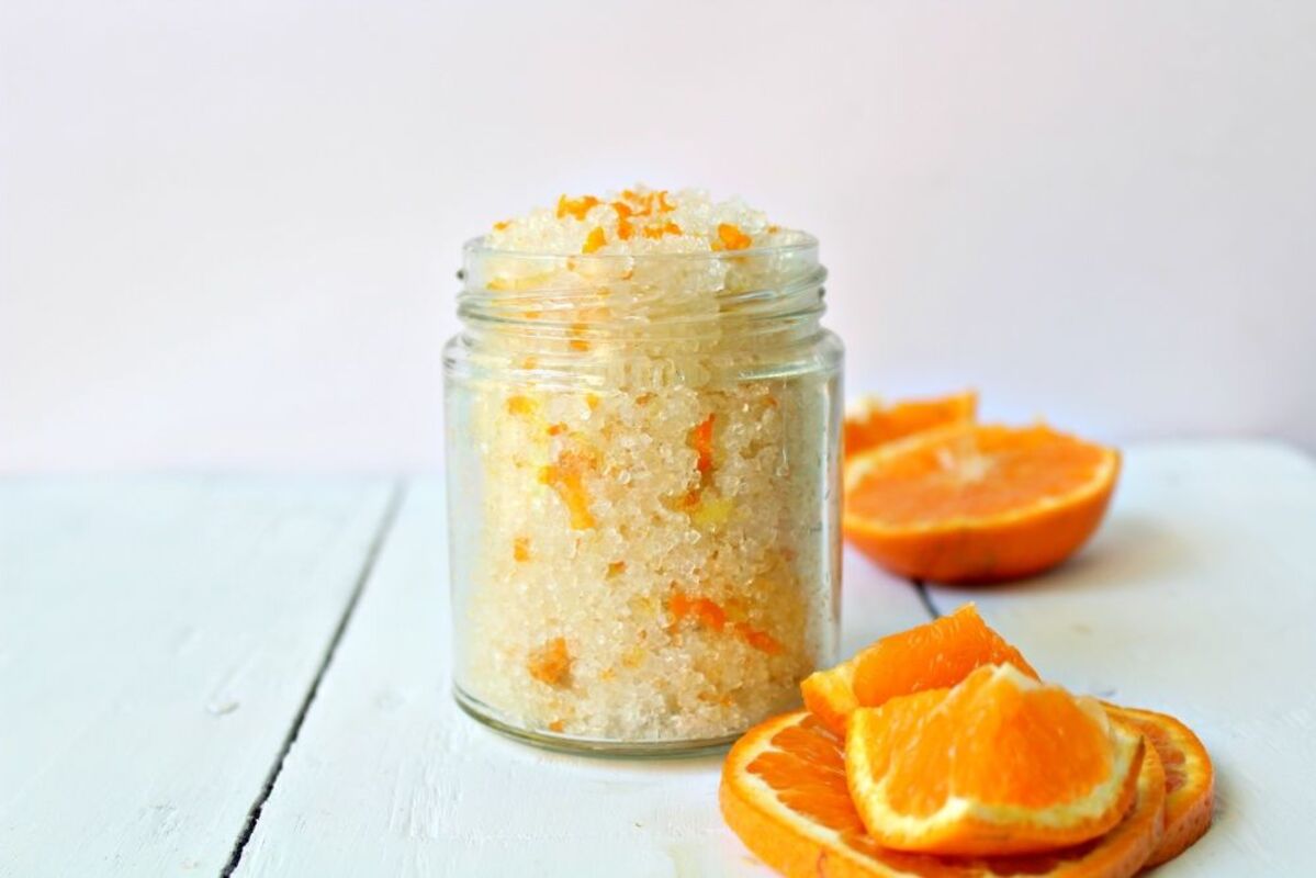 Pomarančová kôra a hrubá soľ: prečo ich dávať do pohára v domácnosti