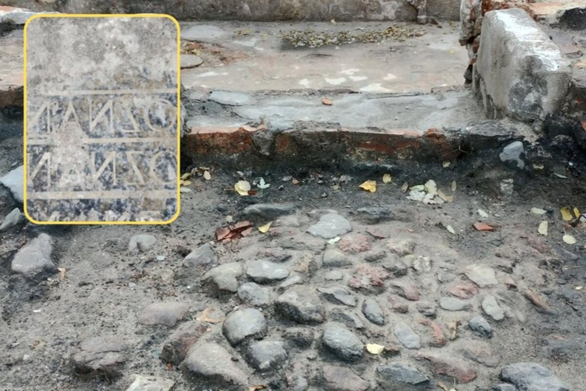 V pivnici našli kamenné dosky. Na nich boli zrkadlové nápisy