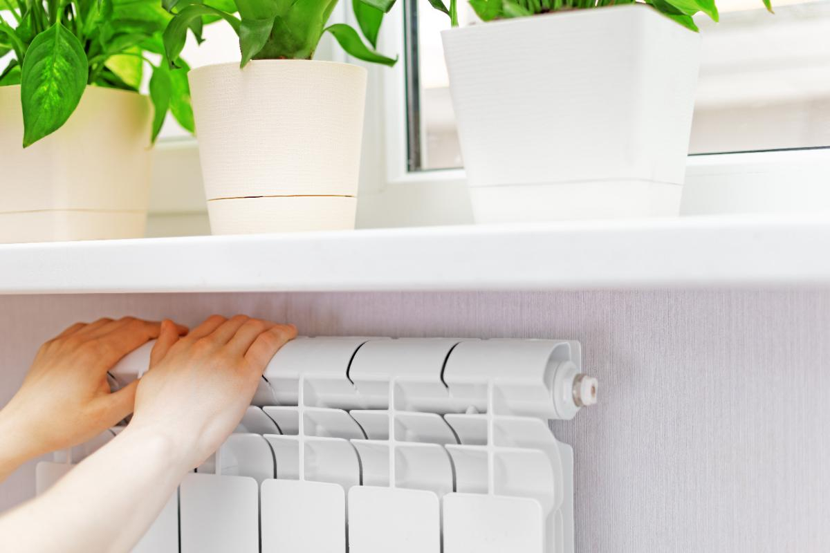 Ľuďom sa dôrazne odporúča umiestňovať police nad radiátory, aby sa znížili náklady na kúrenie