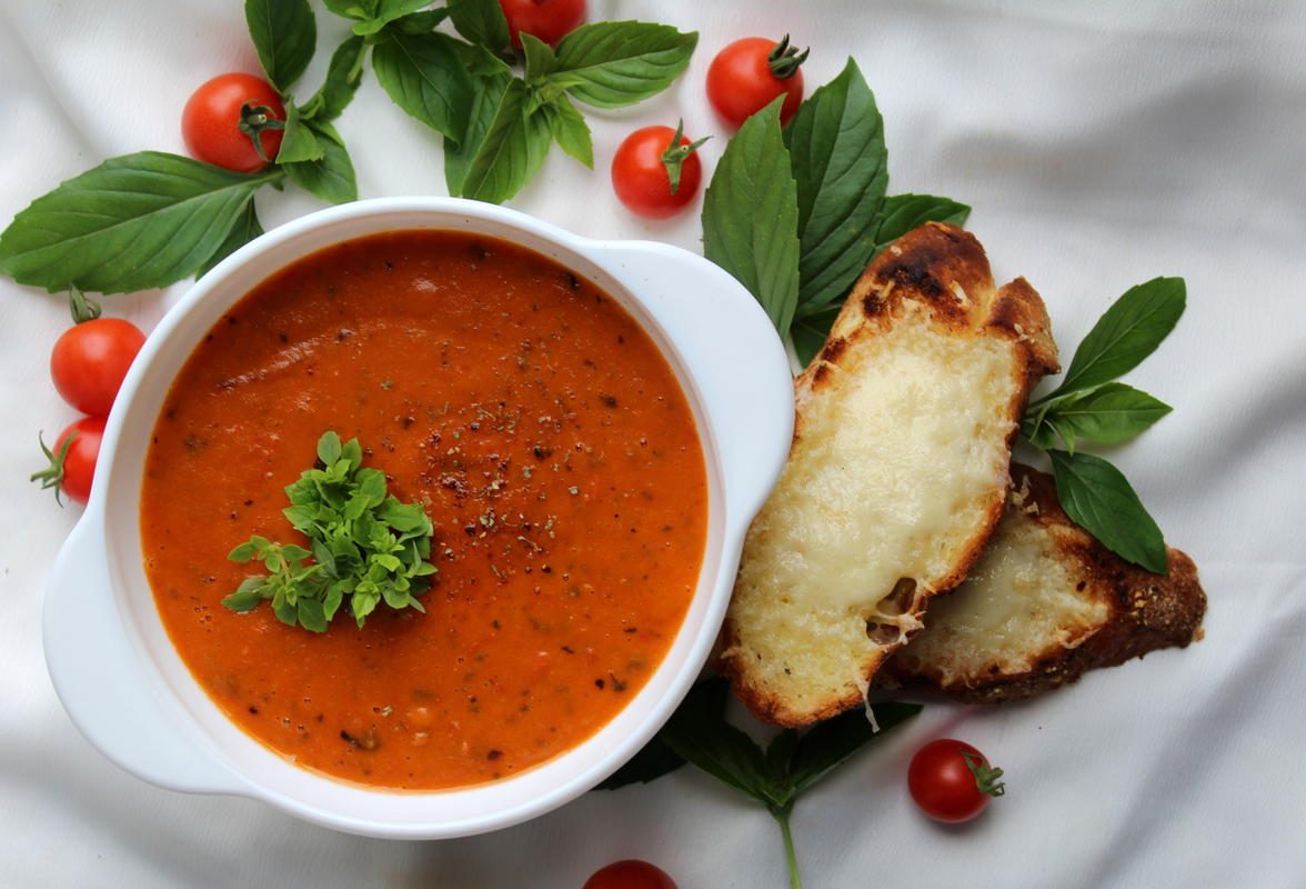 Čo najlepšie podčiarkuje chuť paradajkovej polievky? Nie je to cukor ani smotana. Je to niečo, čo má každý v chladničke
