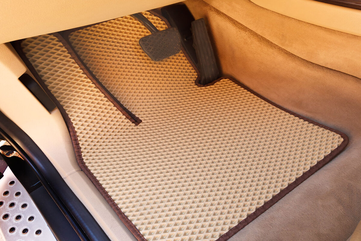 Prečo je potrebné postriekať rohože v aute octom: čo to znamená?