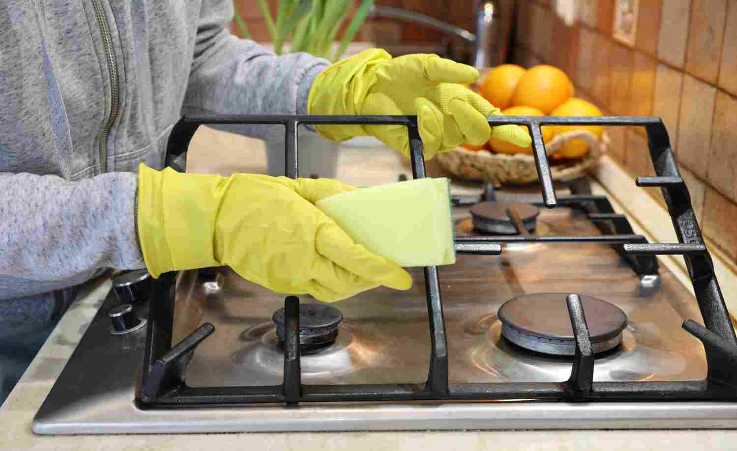 Najlepší spôsob, ako vyčistiť mriežku kuchynskej sporáka od mastnoty