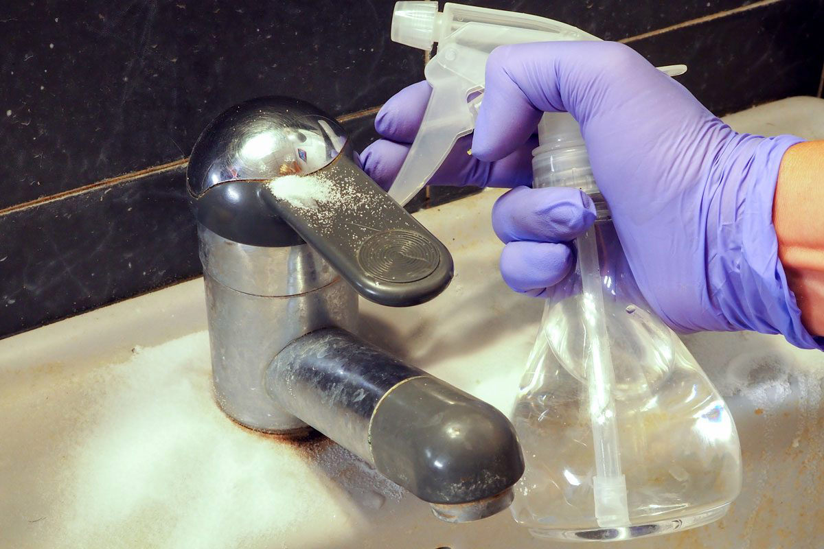 Namočenie toaletného papiera do octu: prečo sa to odporúča a na čo sa to používa