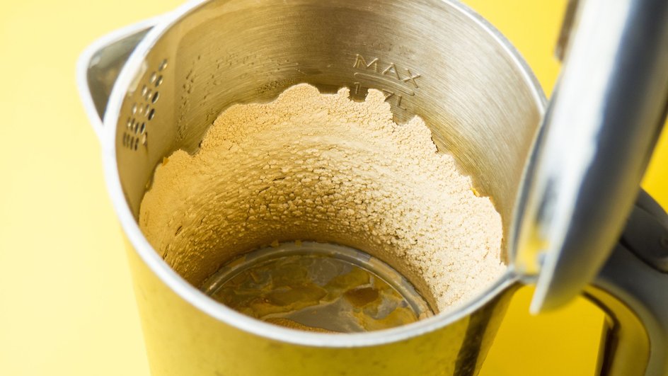 Ani ocot, ani sóda: ako odstrániť vodný kameň z kanvice za pár minút