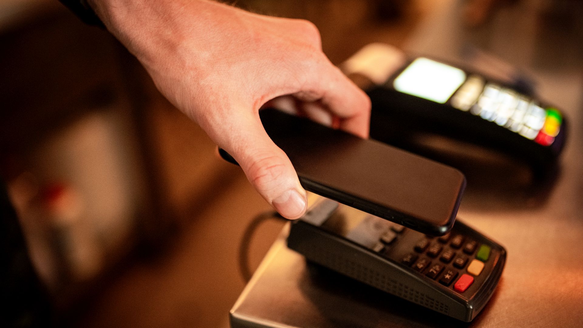 „To je veľmi zlý nápad“: prečo je lepšie neplatiť za nákupy bankovou kartou?