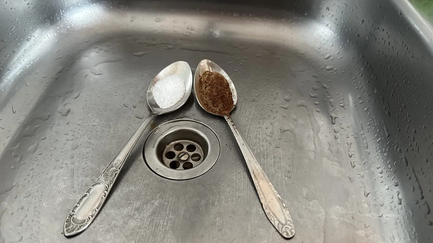 Dve lyžice v dreze: prirodzený spôsob, ako sa zbaviť upchania a zápachu bez chemikálií