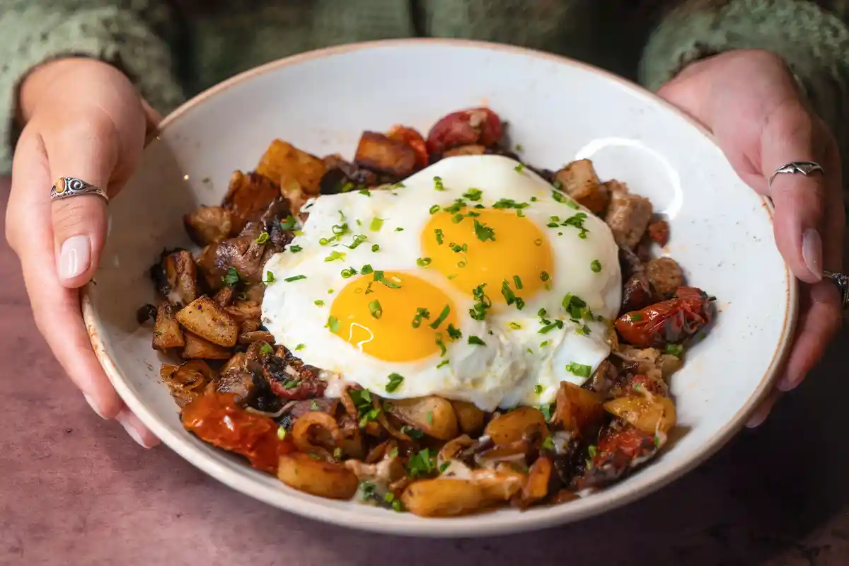 Rýchla, jednoduchá a zdravá večera: volské oká s restovanou zeleninou a hubami