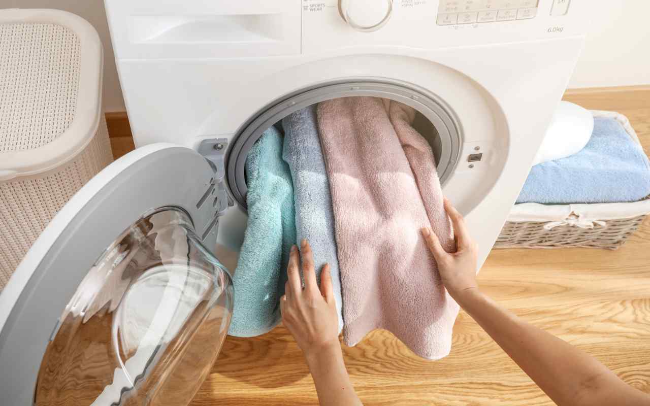Prečo je pranie uterákov v teplej vode chybou a aká teplota vody je ideálna?