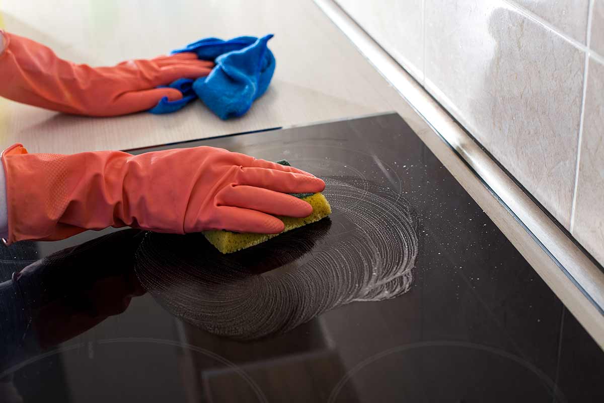 Vráťte vašej varné doske pôvodný vzhľad pomocou tohto zázračného tipu