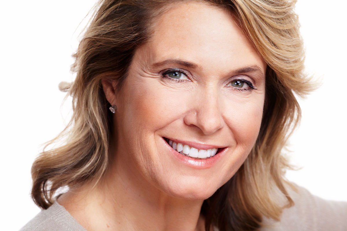 Odborník na obočie: „Po 50. roku života príliš tenké obočie s výrazným ohybom robí tvár tvrdou a pohľad unaveným a vážnym.“