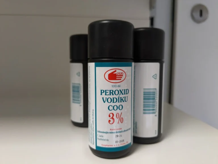 Kúpila som ho v lekárni a vyčistila sprchový kút. Teraz žiari ako nové zrkadlo