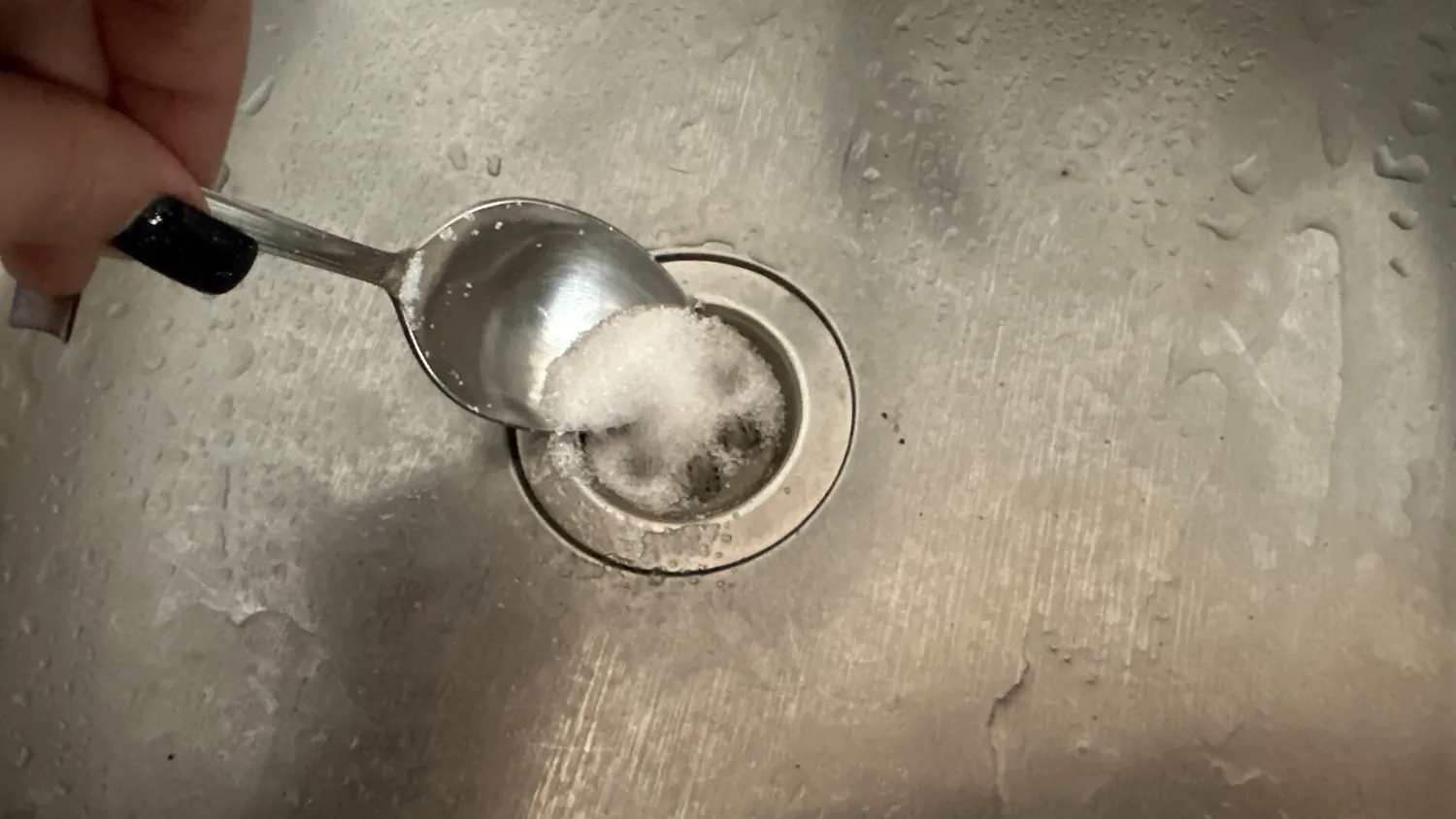 Dve lyžice v dreze: prirodzený spôsob, ako sa zbaviť upchania a zápachu bez chemikálií