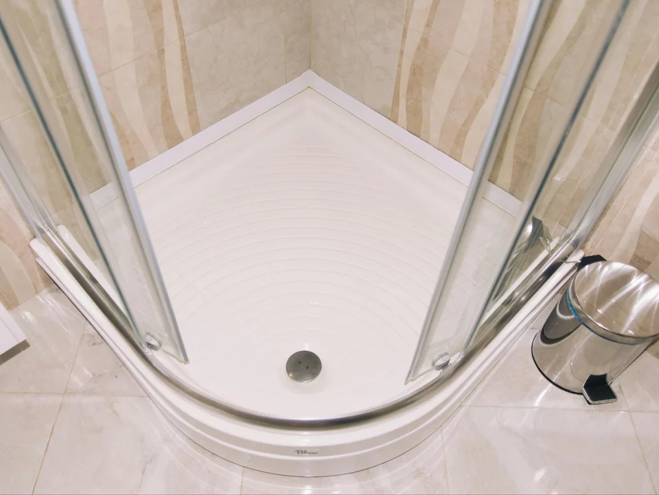 Tri polievkové lyžice a sprchový kút žiari – domáci spôsob, ako odstrániť vodný kameň za pár minút