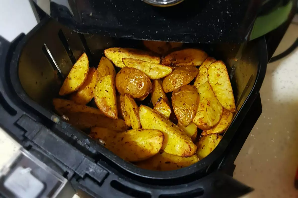 Ako pripraviť chrumkavé zemiakové plátky v Air Fryer – jednoduchý recept krok za krokom