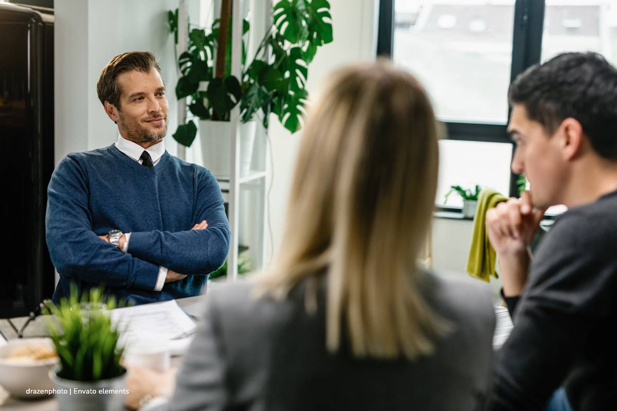 Zkrížené ruky počas rozhovoru môžu povedať viac ako slová – vysvetlenie psychológa