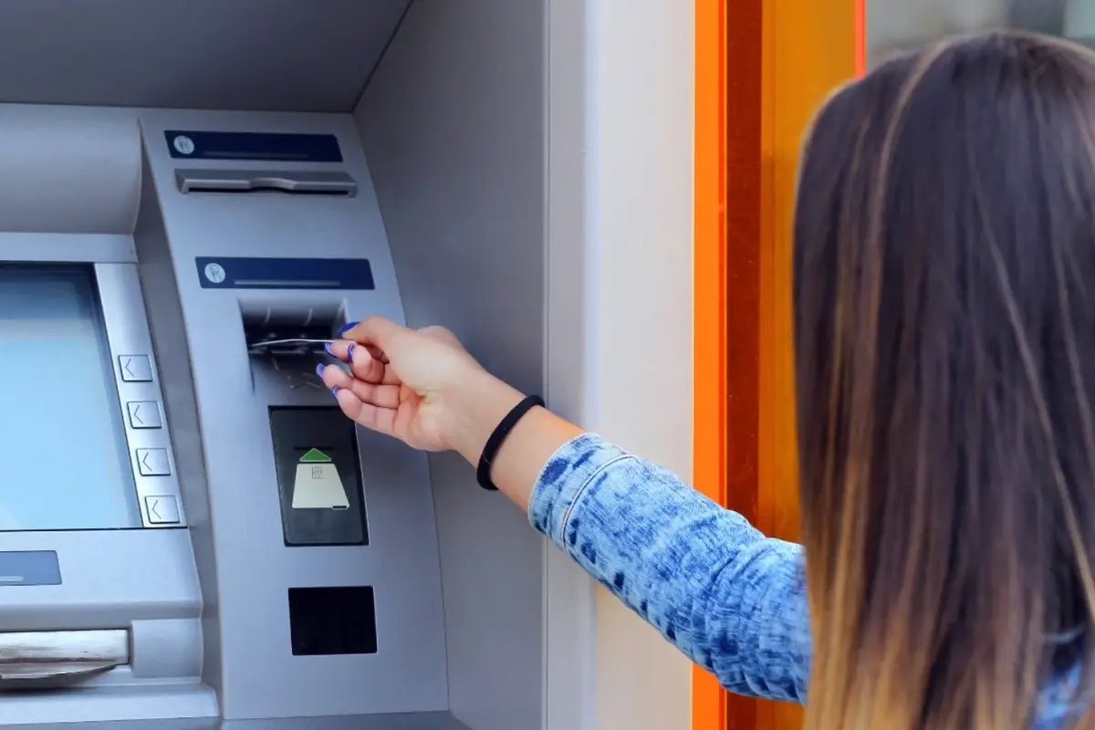 Buďte opatrní pri výbere peňazí z bankomatu: informujte sa o najčastejších druhoch podvodov a o tom, ako sa im vyhnúť