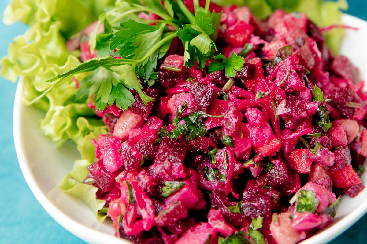Nastrúhajte červenú repu a nakladané uhorky! Pripravte si šalát, ktorý posilní vaše črevá