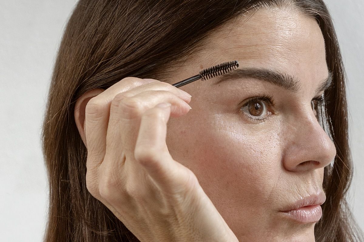 Vizážista: „V 60 rokoch nie je správne nanášať make-up na obočie rovnomerne. Ideálne je ich dotónovať a zdôrazniť chĺpky. Potom odporúčam ich zafixovať pomocou farebného gélu.“