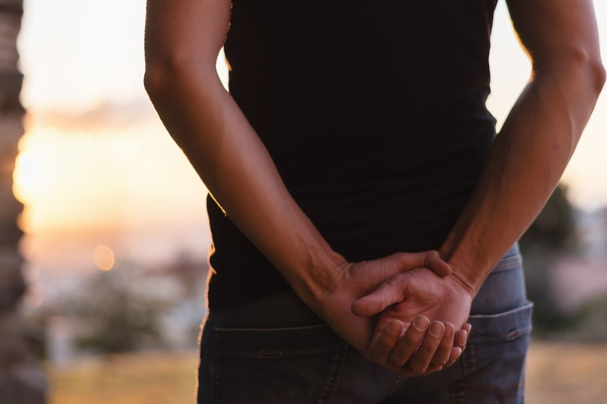 Čo znamená chodiť s rukami za chrbtom podľa psychológie