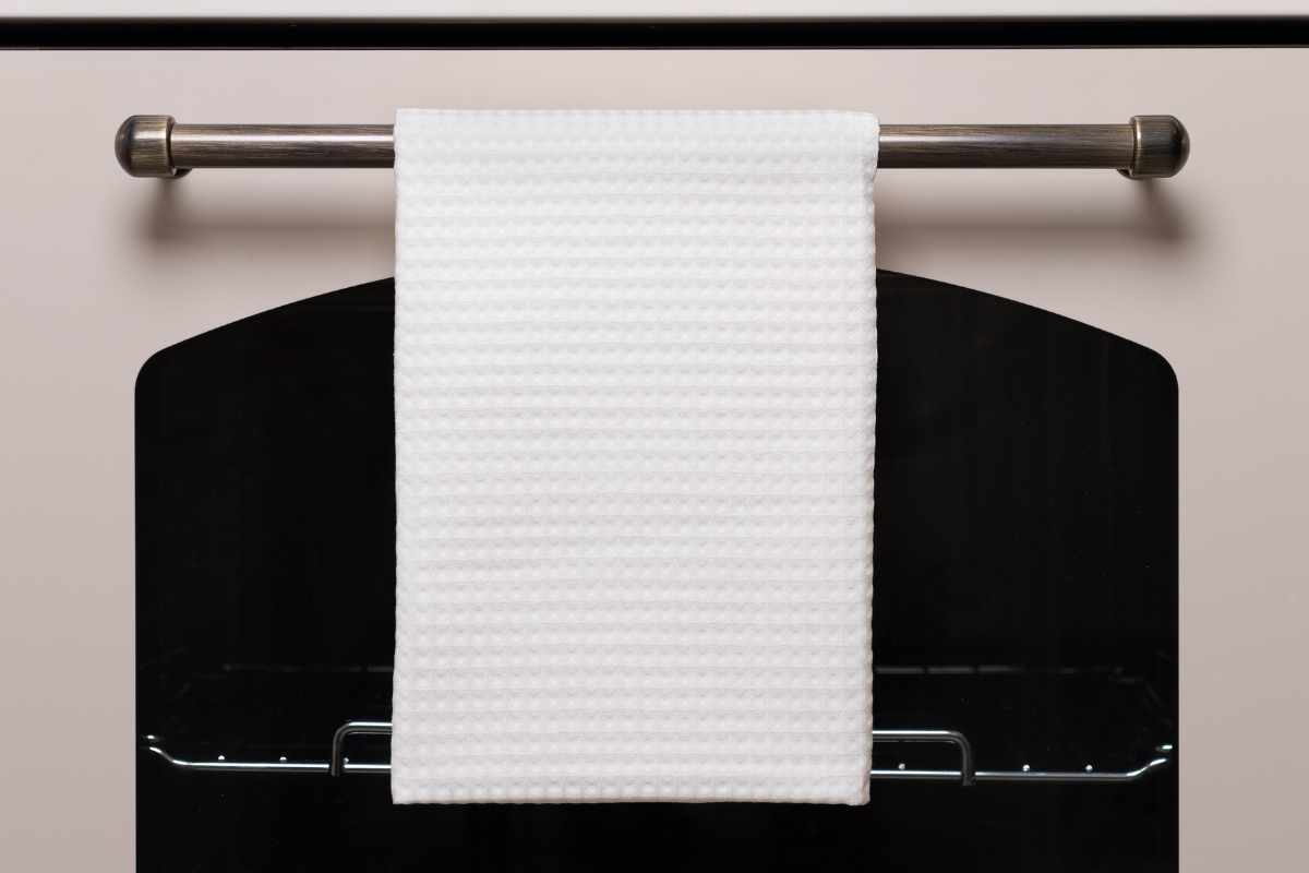 Chytrý trik, aby uteráky nevypadli z rúry a nepadali na zem