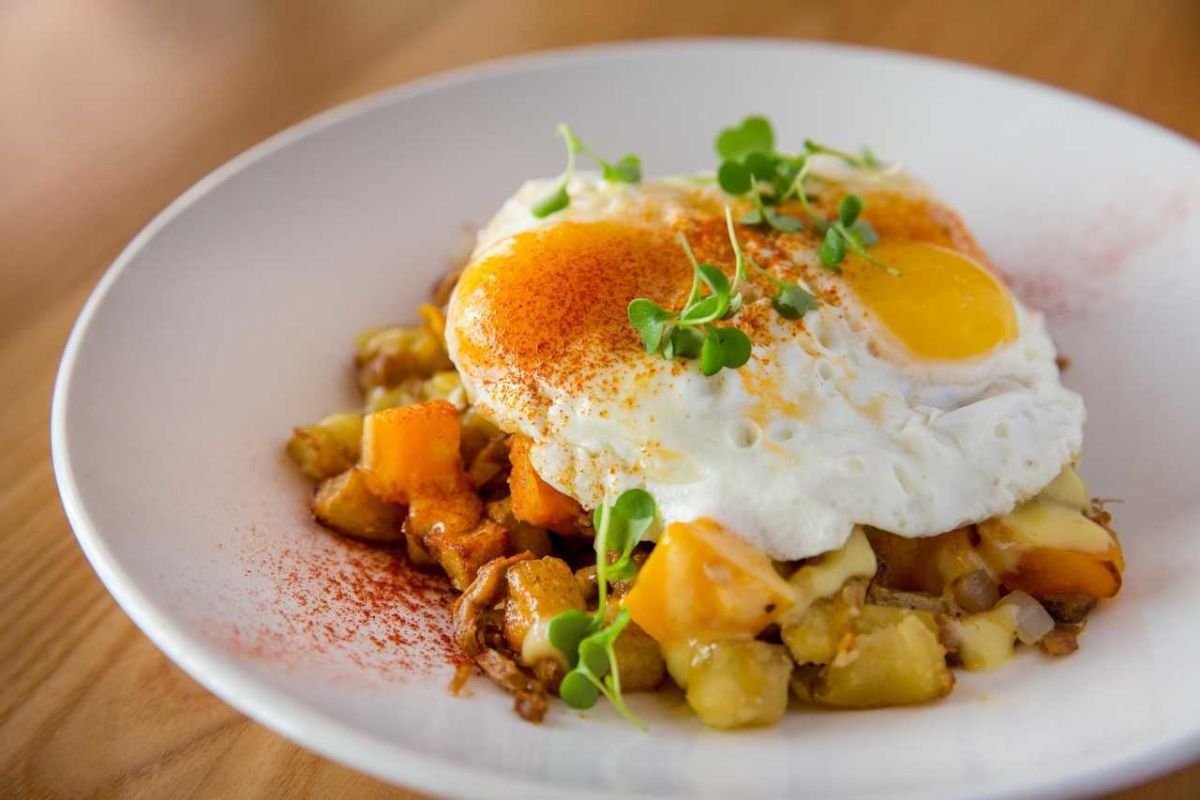 Rýchla, jednoduchá a zdravá večera: volské oká s restovanou zeleninou a hubami