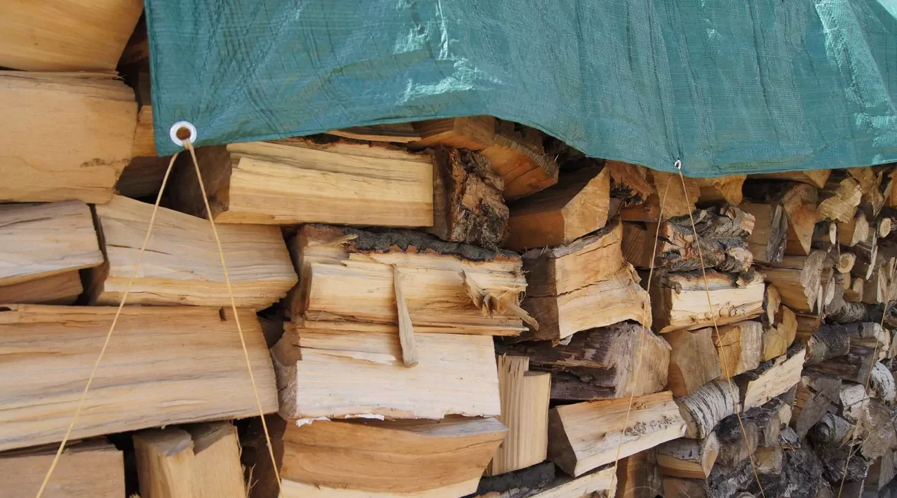 Drevo, ktoré horí ako hrab, ale je oveľa lacnejšie. Záujem oň rýchlo rastie