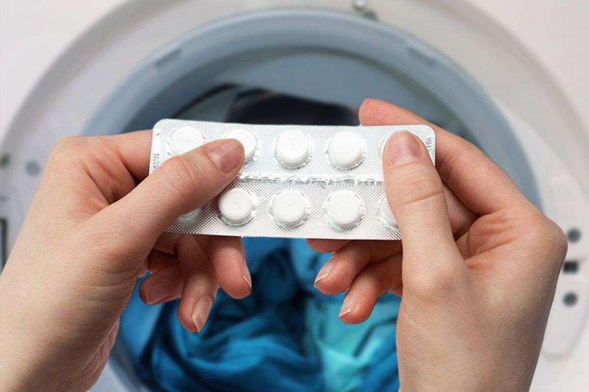 Stačí hodiť 2 tabletky do práčky. Bielia biele veci lepšie ako chemické prostriedky. Budú ako nové. Spôsob bielenia odevov