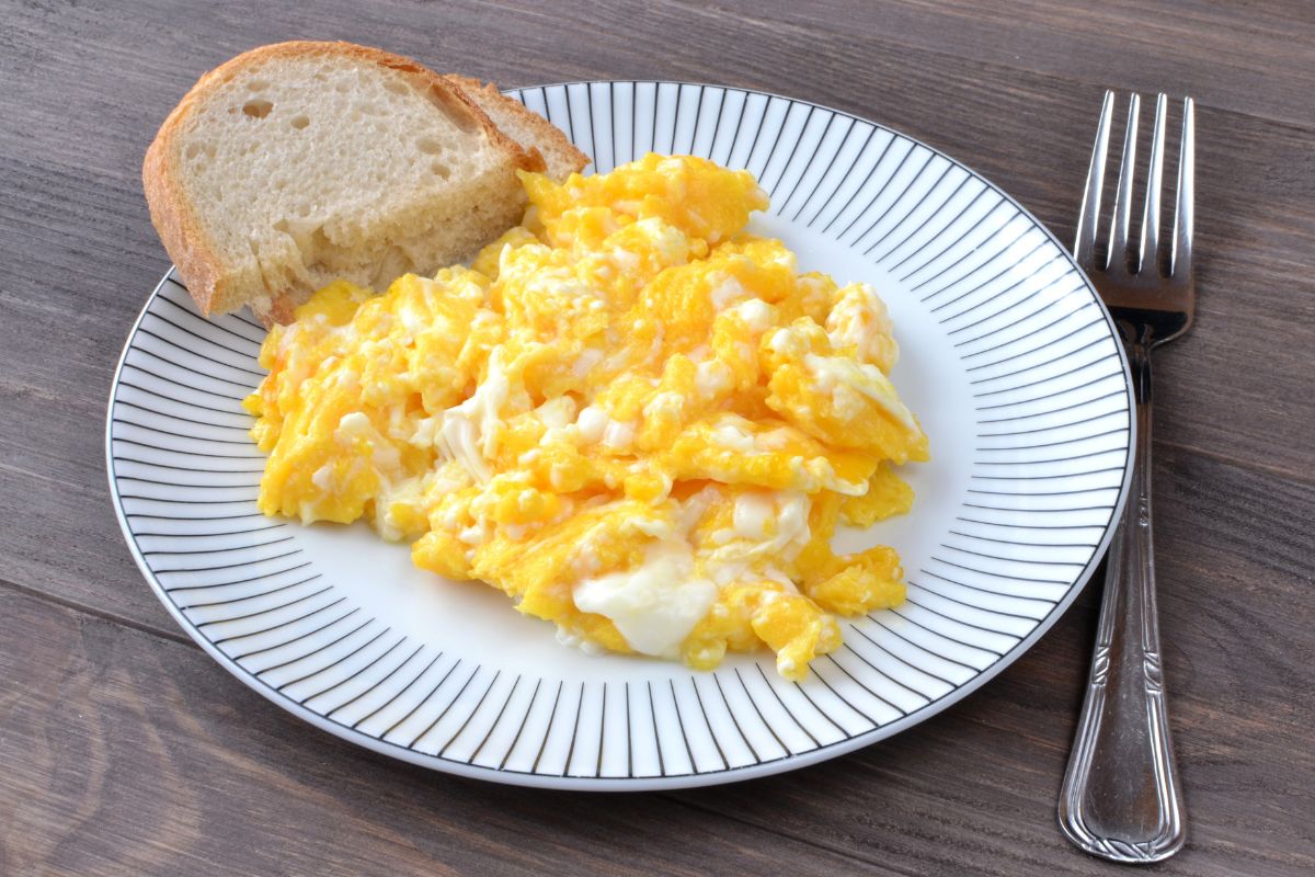 Pridajte jednu polievkovú lyžicu na každé vajce. Tento recept je jednoducho fenomenálny.