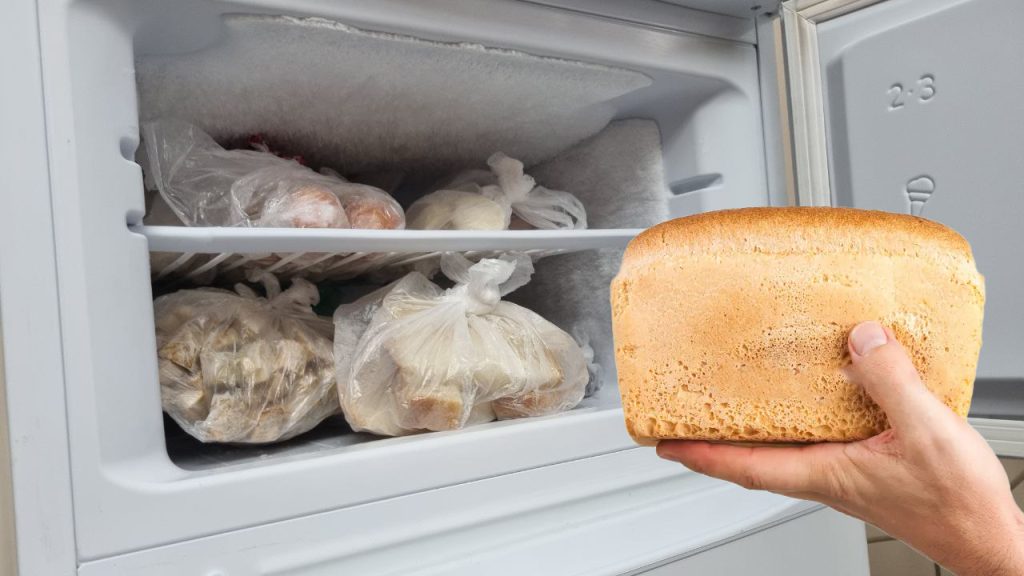 Žiadne polyetylénové fólie a vrecká: inteligentný spôsob balenia chleba, aby zostal čerstvý a mäkký niekoľko dní