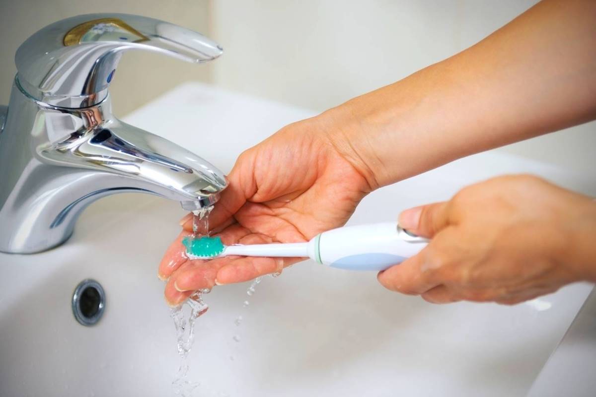 Elektrická zubná kefka: takmer nikto nevie, prečo je potrebné položiť vatový tampón na nabíjací stojan