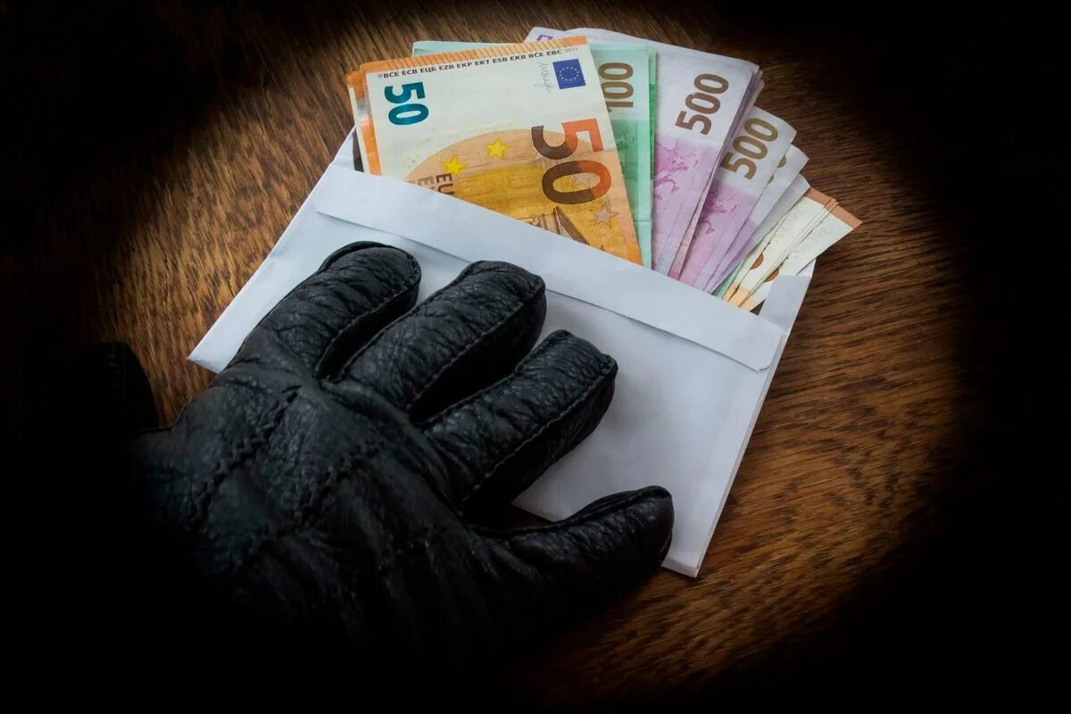 Bývalá zamestnankyňa poisťovne je obvinená z podvodu vo výške viac ako 800 000 eur voči klientom: bola zatknutá