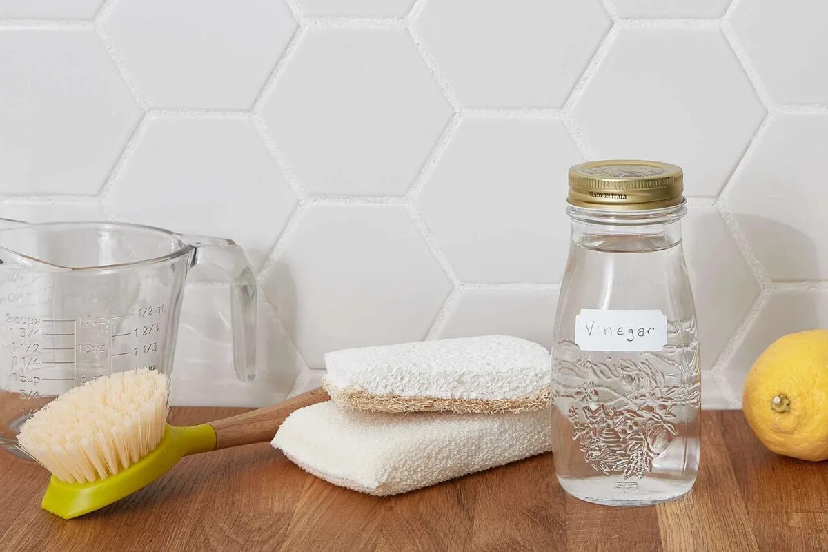 Namočte doň mäkkú handričku a utrite. Trik na mastné kuchynské skrinky