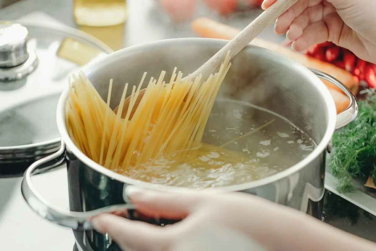 Je potrebné pridávať olej do vody na varenie? Od tejto maličkosti závisí, či sa cestoviny zlepia.